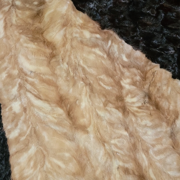 VINTAGE BEAUTIFUL ALPAC 75X75" DIAMOND PATTERN RUG IN EXCELLENT CONDITION - Picture 6 of 16